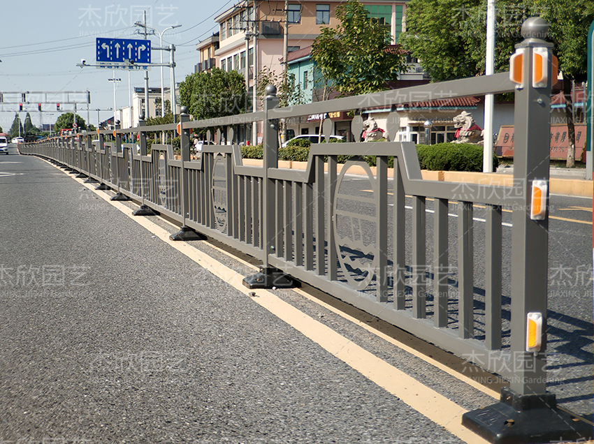 道路護(hù)欄生產(chǎn)廠家如何選擇？
