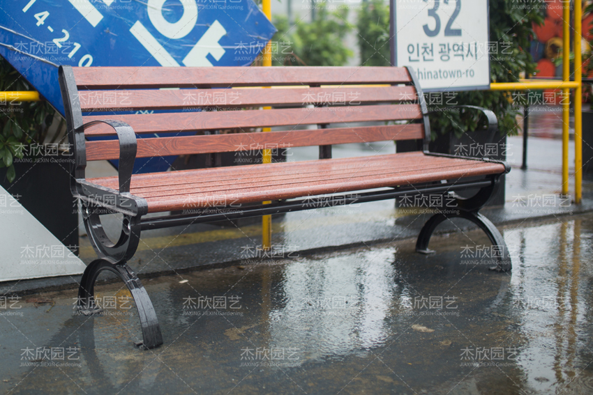 公園椅戶(hù)外綠地不可缺少的公共設(shè)施