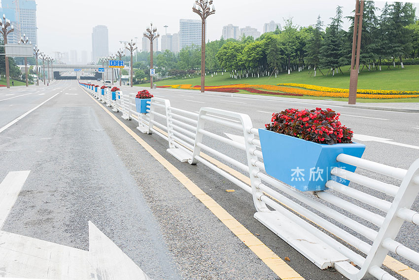 哪些道路護(hù)欄花箱值得選？